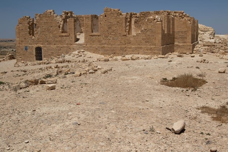שרידי בית החולים הטורקי בתל ניצנה - טיול במדבר. צילום רון פלד