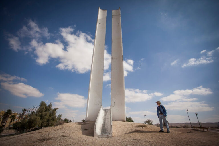 פסל הזהות בירוחם של הפסל עזרא אוריון קרדיט תיירות הר הנגב